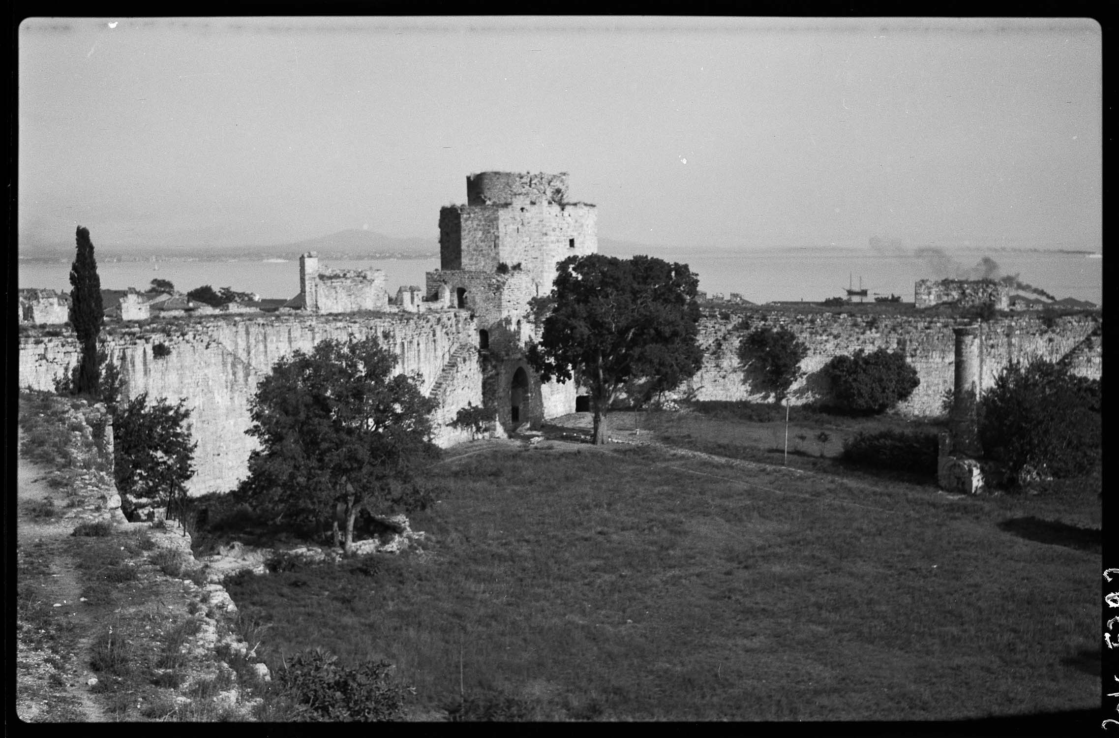 Cour intérieure du château, vue d’un chemin de ronde